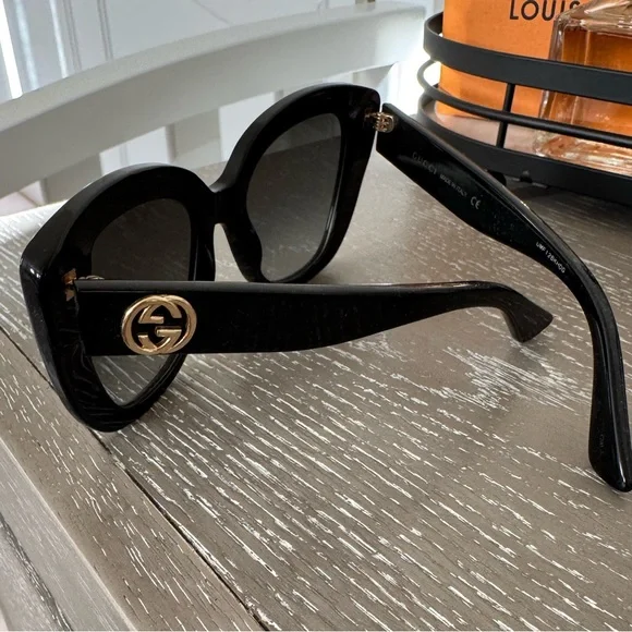 Gucci Women's Black Oversized Sunglasses - Picture 1 of 2